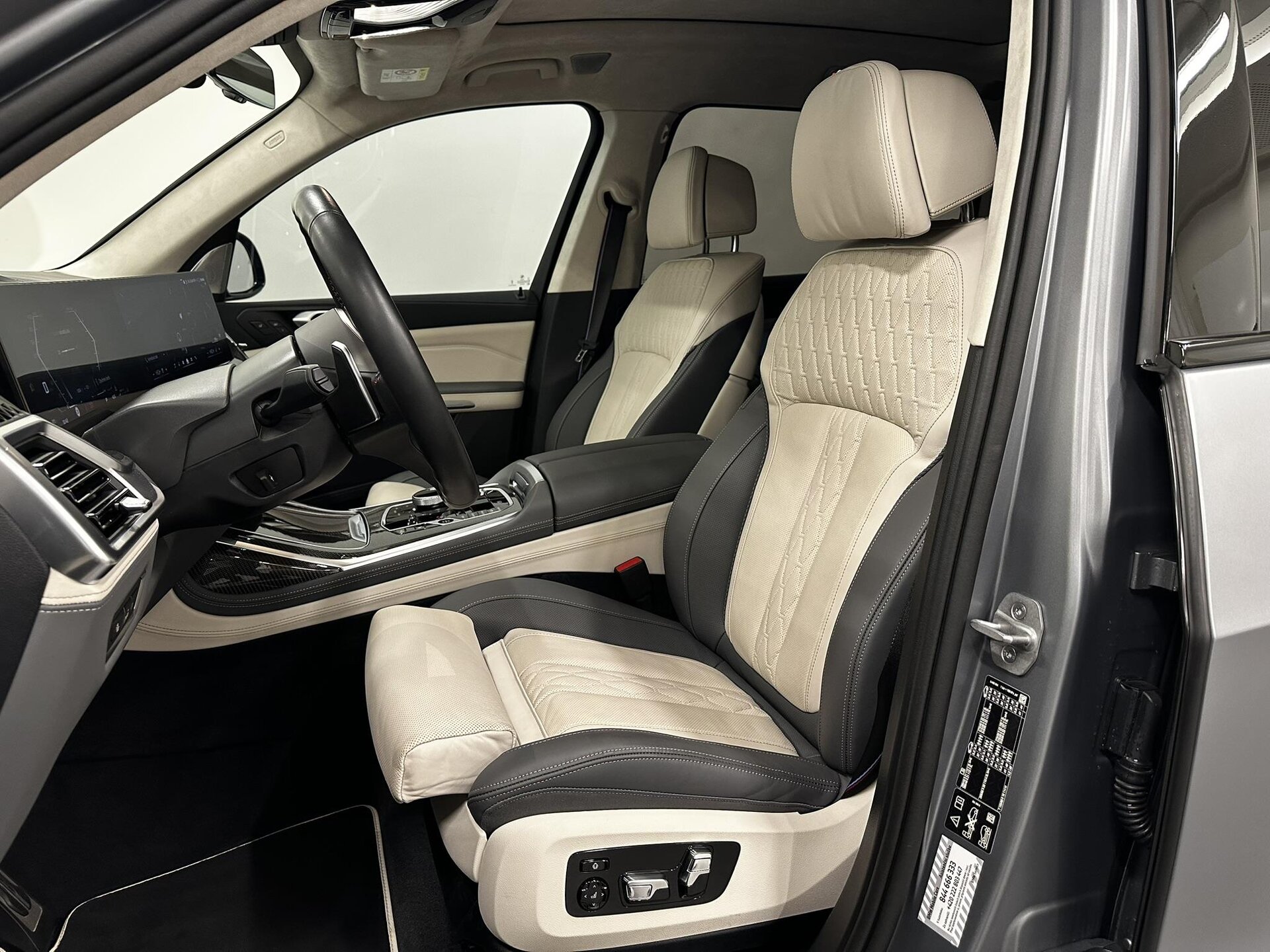 BMW X7 M60i xDrive | facelift | skladem | české předváděcí auto | velké sportovní luxusní SUV | benzín V8 biturbo | šedá matná Frozen Pure Grey | bílo šedá kůže | maximální výbava | VIP sleva | ihned k předání | nákup online | AUTOiBUY.com